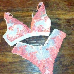 NWOT Wacoal Lace Bra Panty Set